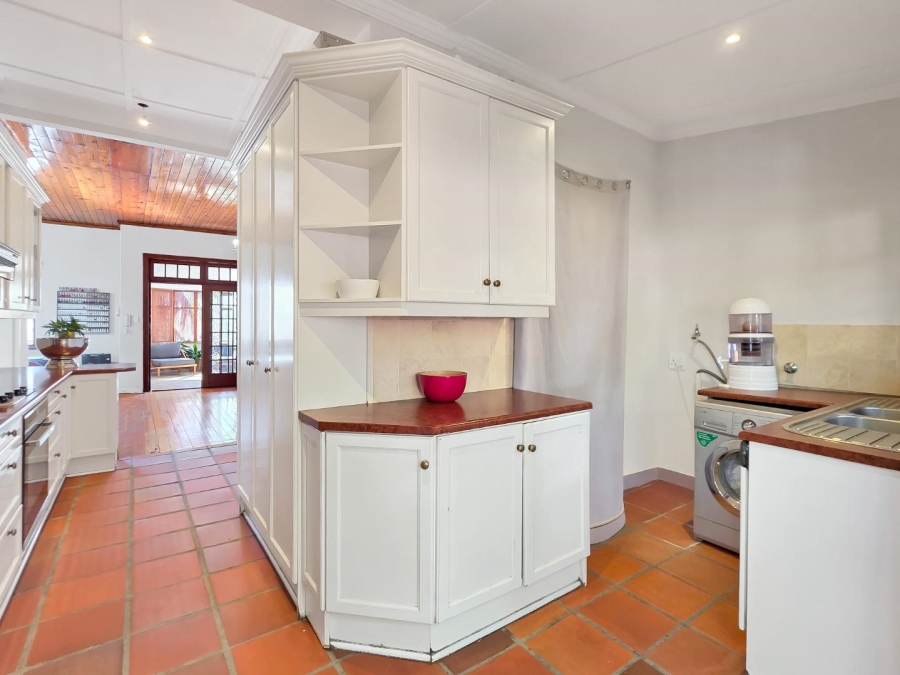 6 Bedroom Property for Sale in Green Point Western Cape